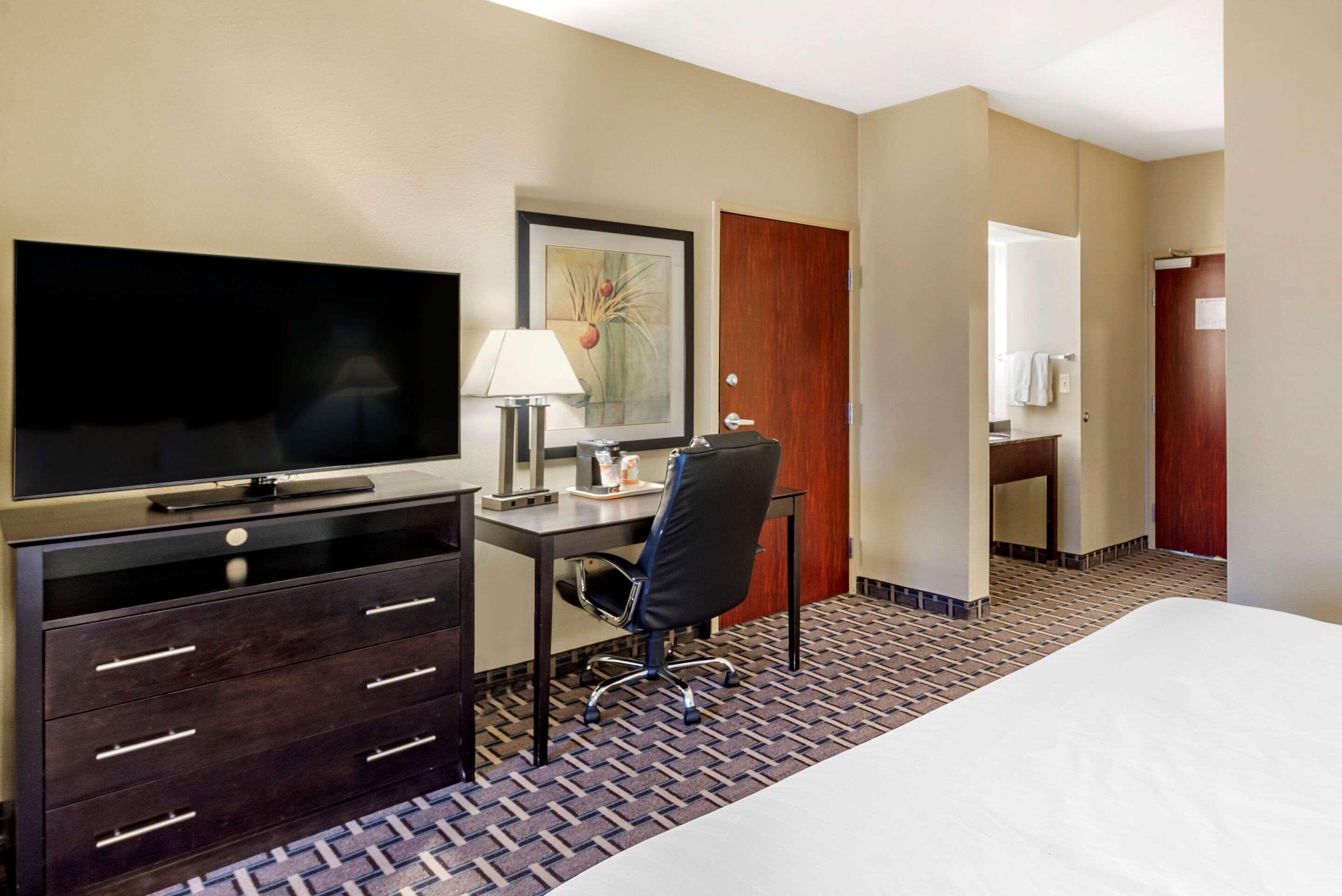 Comfort Suites Clovis Bagian luar foto