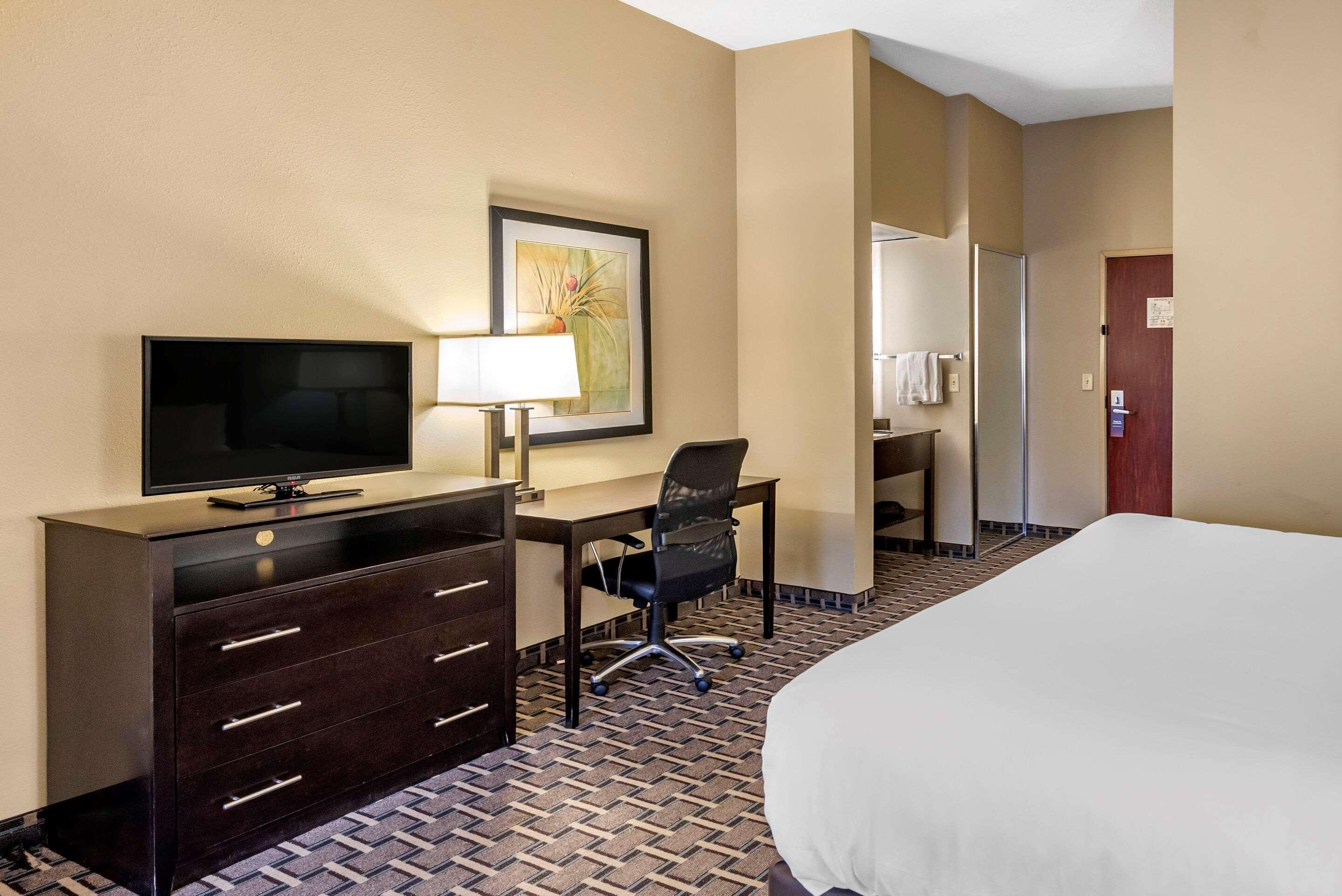 Comfort Suites Clovis Bagian luar foto
