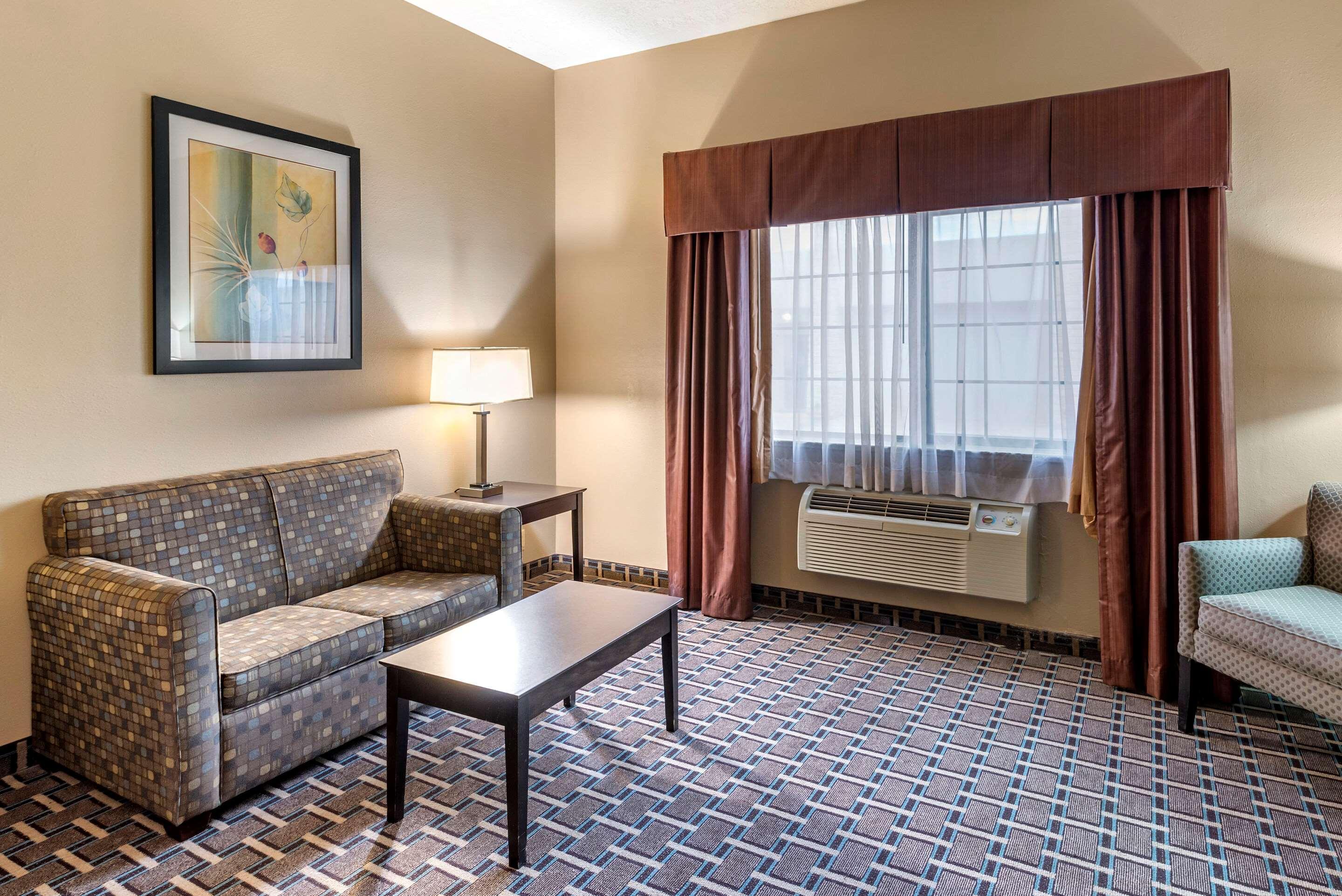 Comfort Suites Clovis Bagian luar foto